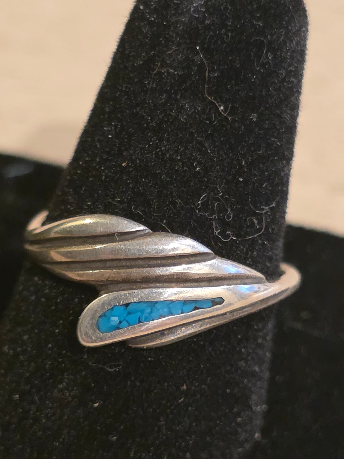 Vintage 1970s Mexican Sterling Silver Bypass Ring with Turquoise Chip Inlay | Size 6.5