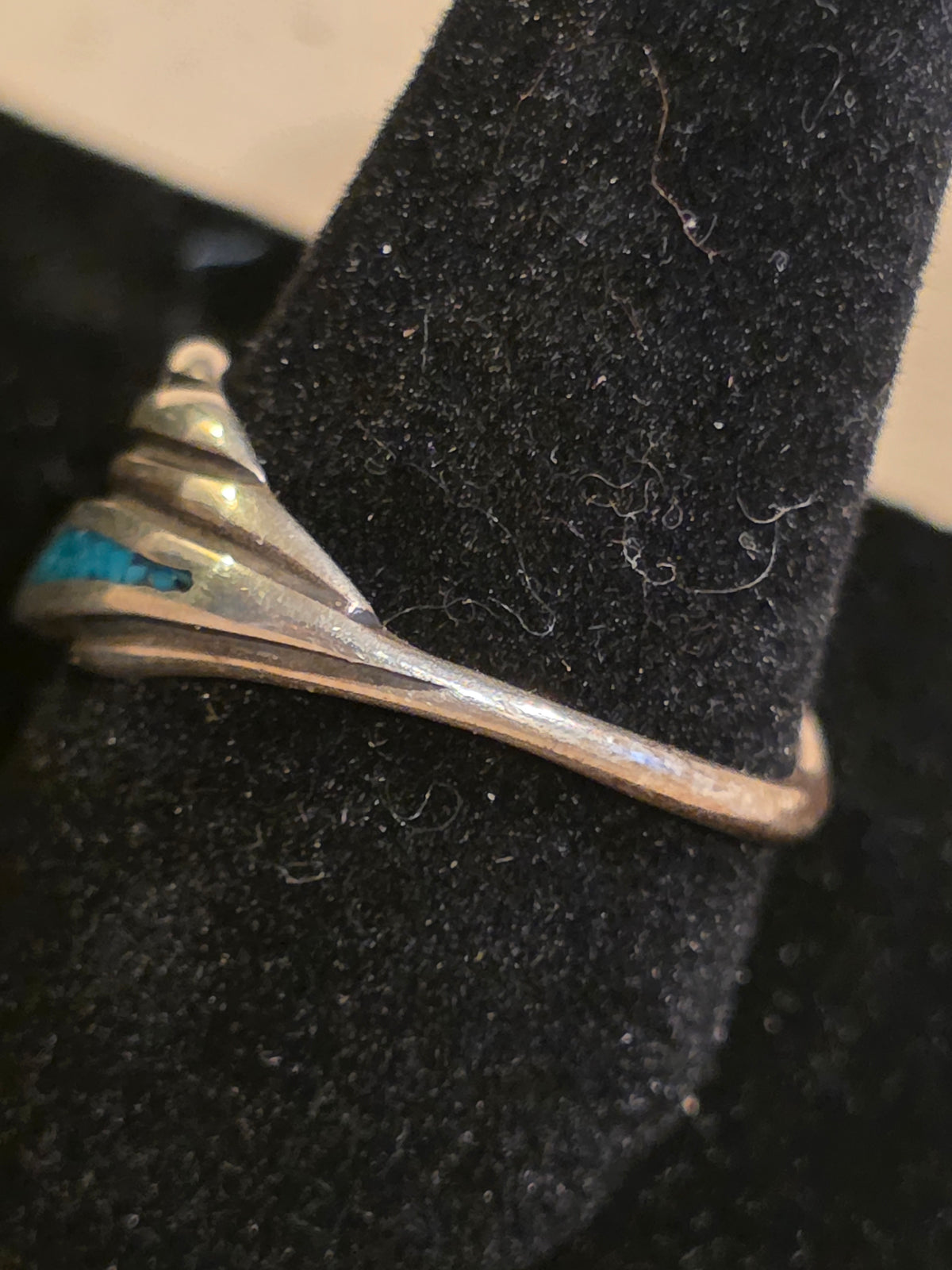 Vintage 1970s Mexican Sterling Silver Bypass Ring with Turquoise Chip Inlay | Size 6.5