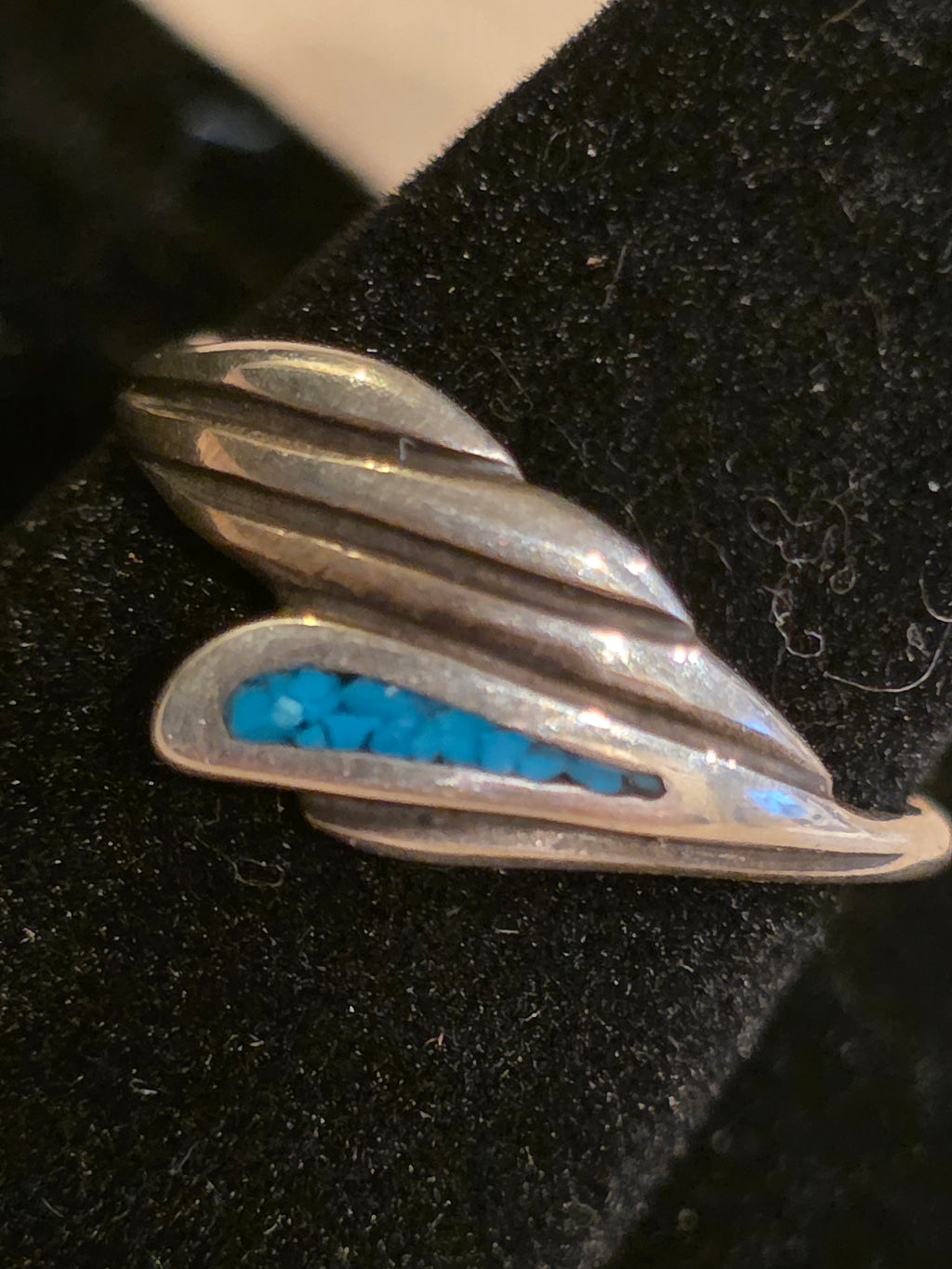Vintage 1970s Mexican Sterling Silver Bypass Ring with Turquoise Chip Inlay | Size 6.5