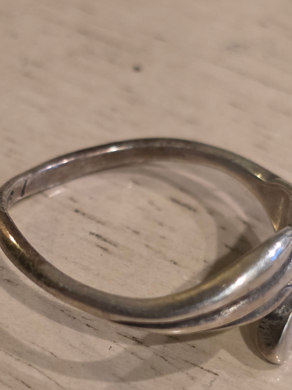 Vintage 1970s Mexican Sterling Silver Bypass Ring with Turquoise Chip Inlay | Size 6.5