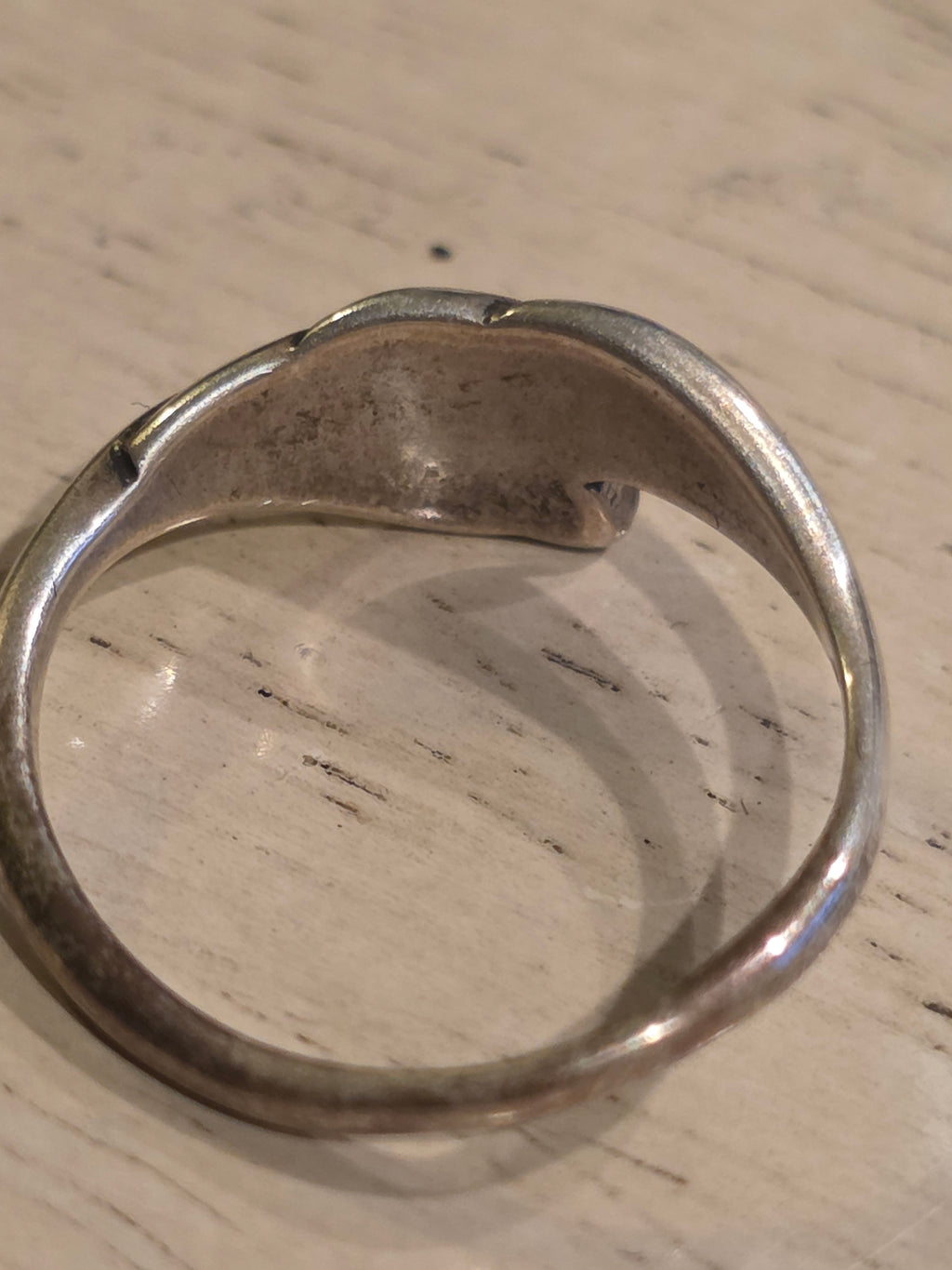 Vintage 1970s Mexican Sterling Silver Bypass Ring with Turquoise Chip Inlay | Size 6.5