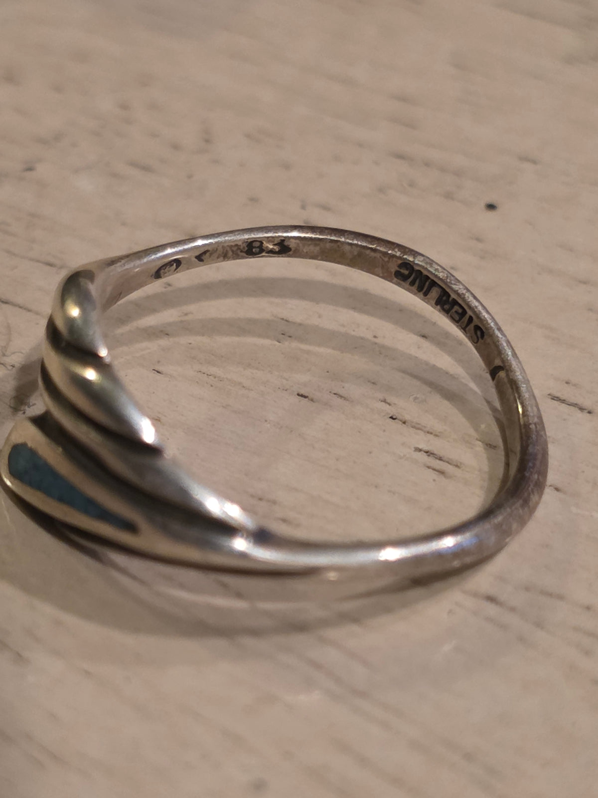 Vintage 1970s Mexican Sterling Silver Bypass Ring with Turquoise Chip Inlay | Size 6.5