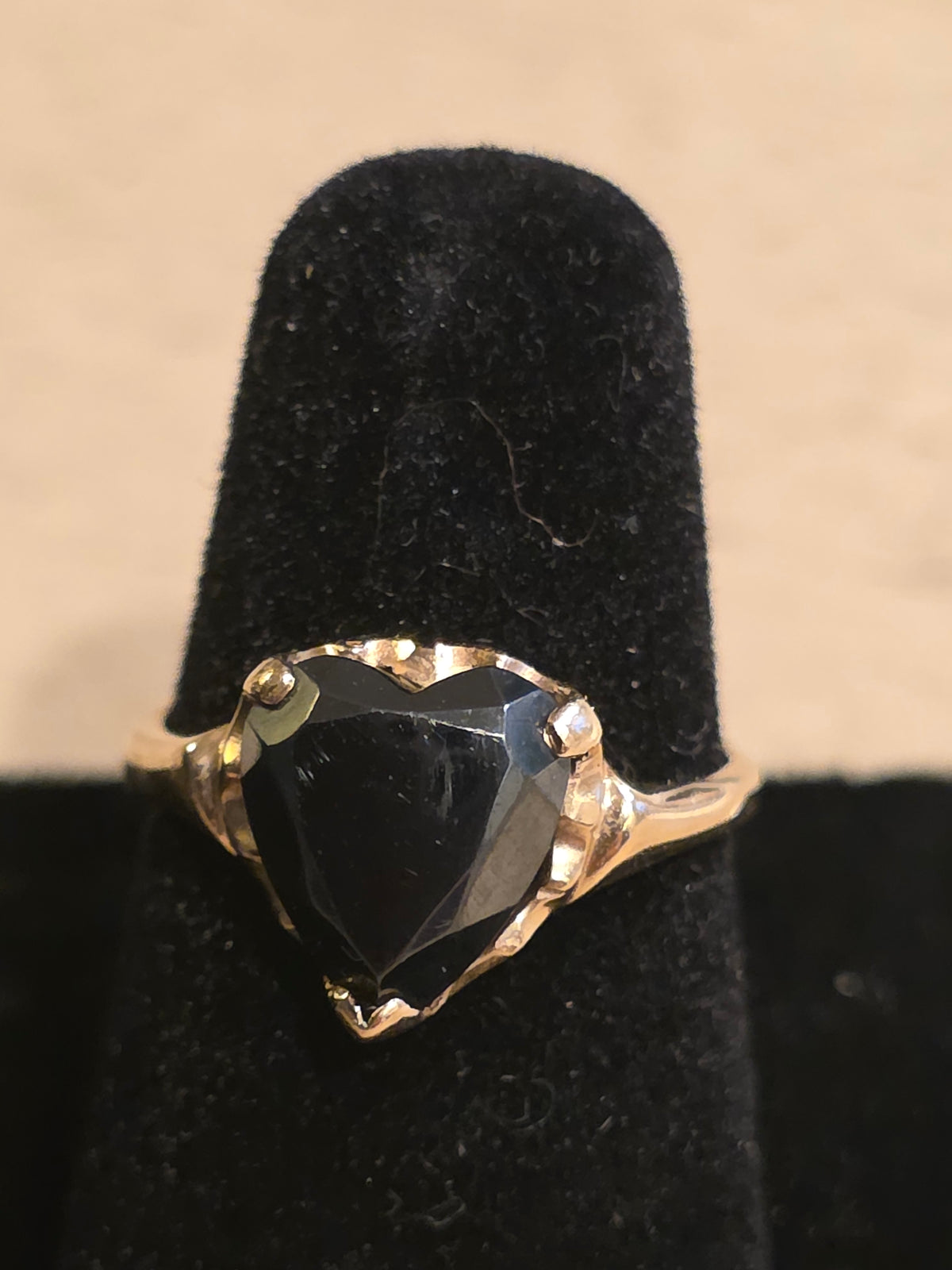 Vintage 1970s 10K Solid Gold Heart-Cut Hematite Ring | Size 5