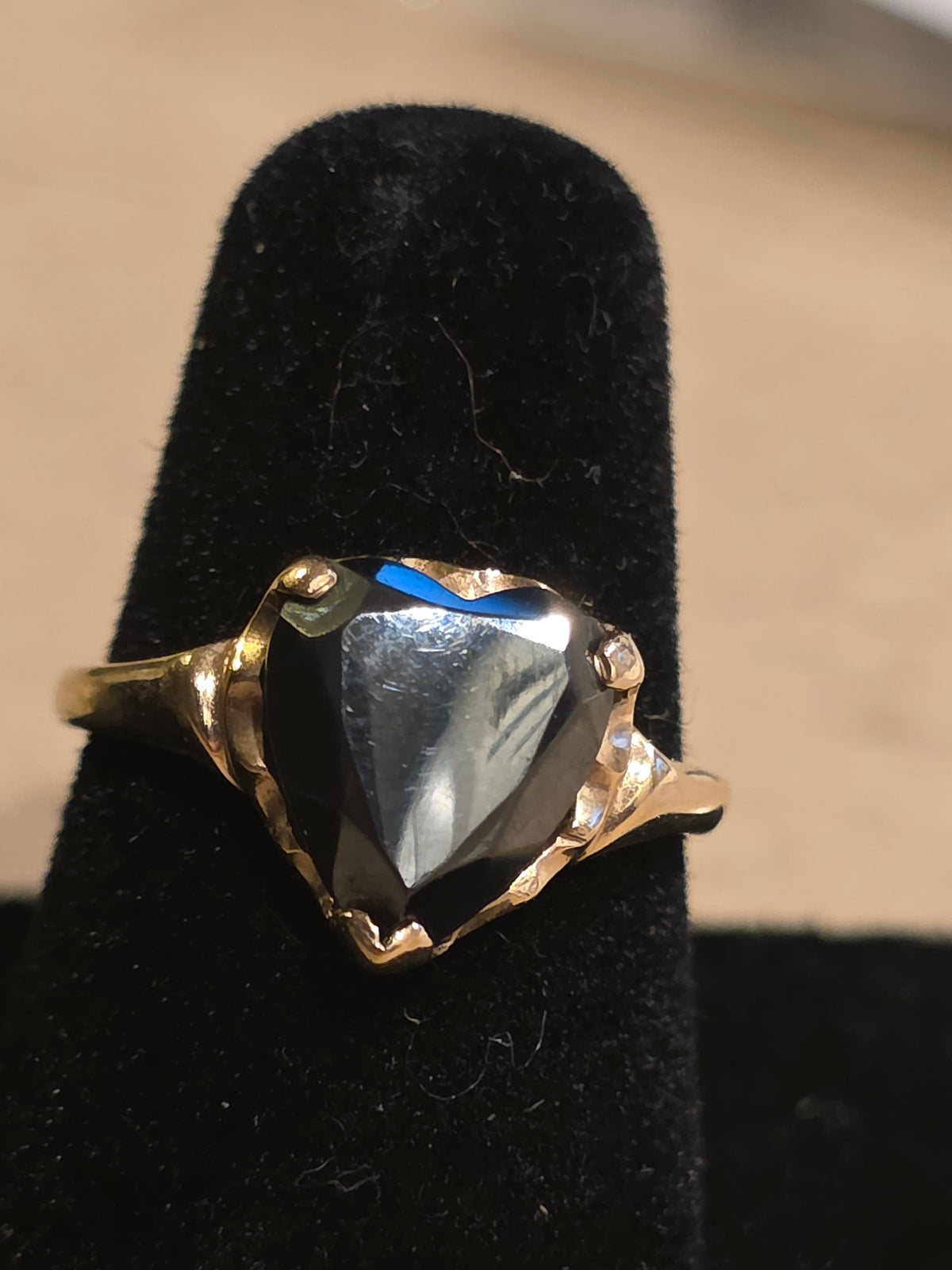 Vintage 1970s 10K Solid Gold Heart-Cut Hematite Ring | Size 5