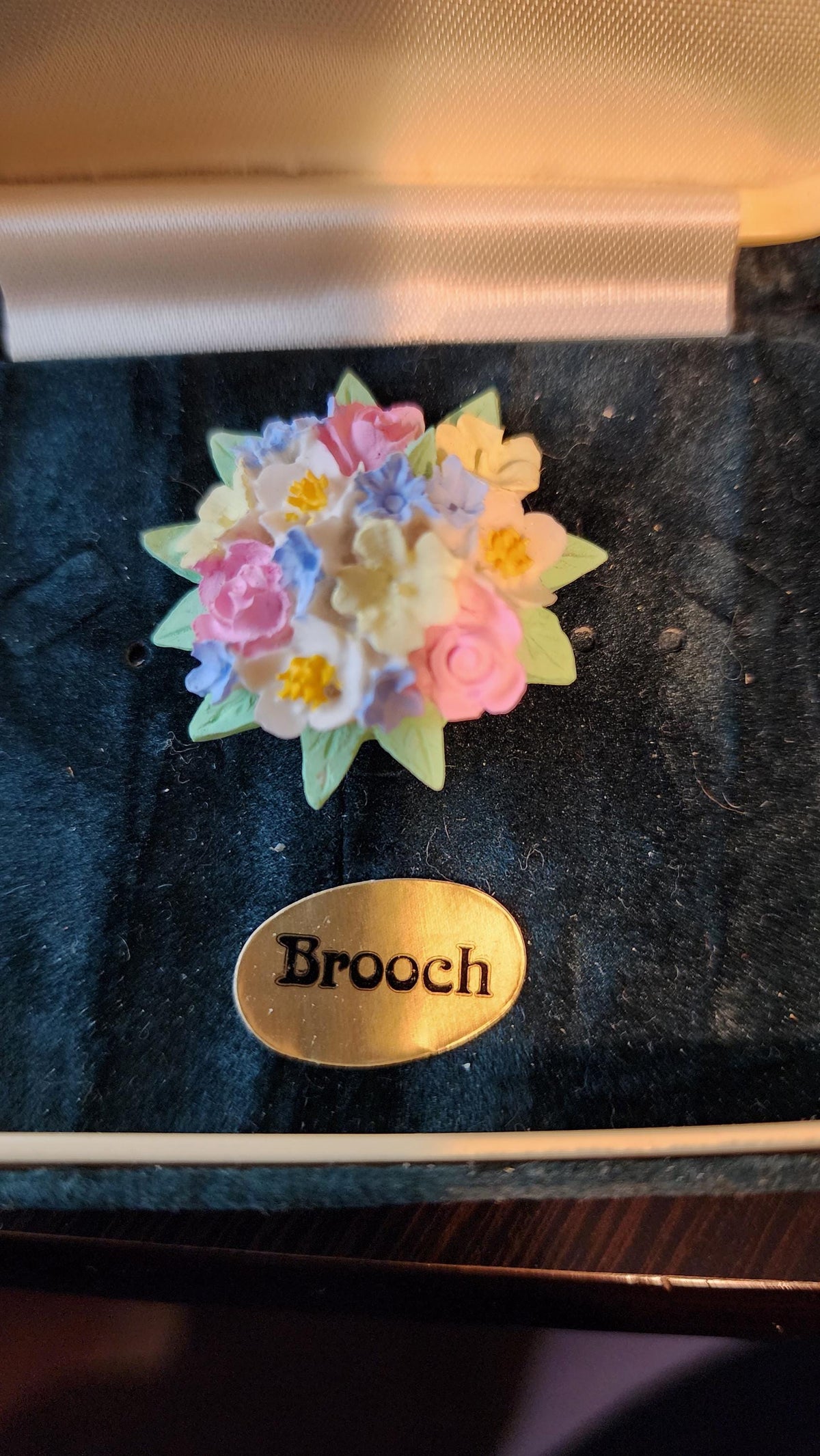 Vintage Floral Brooch: 1960s Gold-Tone Statement Jewelry