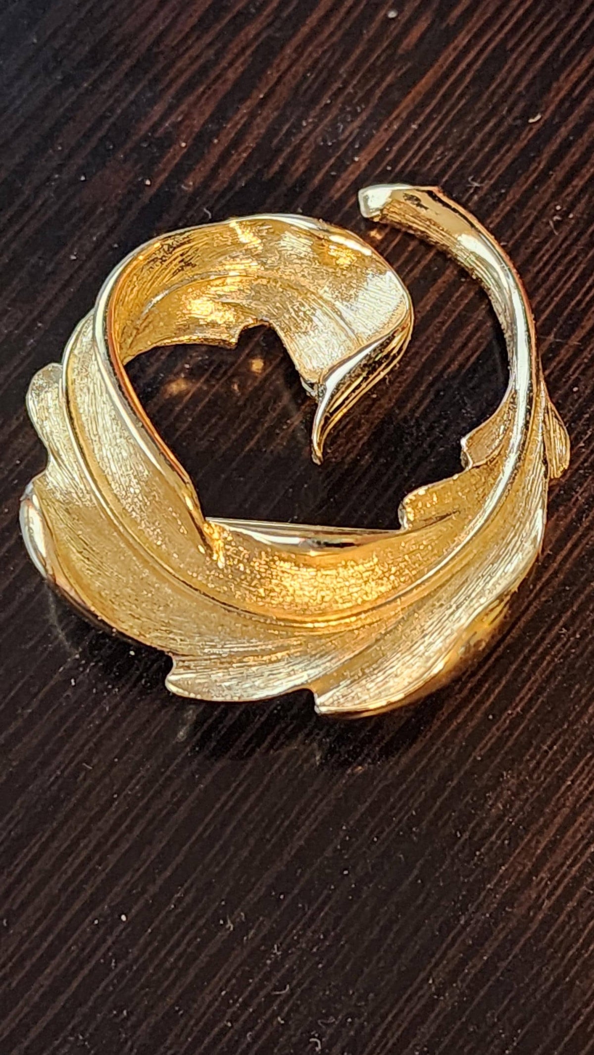 1950s Gold Leaf Brooch: Retro Statement Jewelry