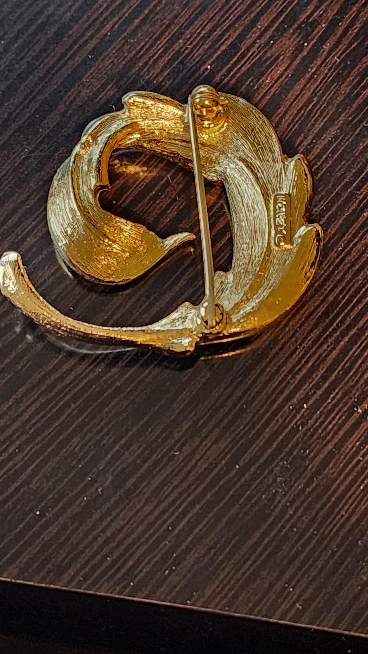 1950s Gold Leaf Brooch: Retro Statement Jewelry