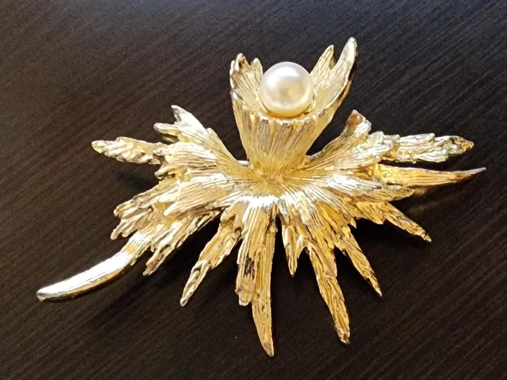 Elegant 1950s Gold & Pearl Brooch: Vintage Mid-Century Statement Pin, Retro Accessory, Classic Jewelry Gift