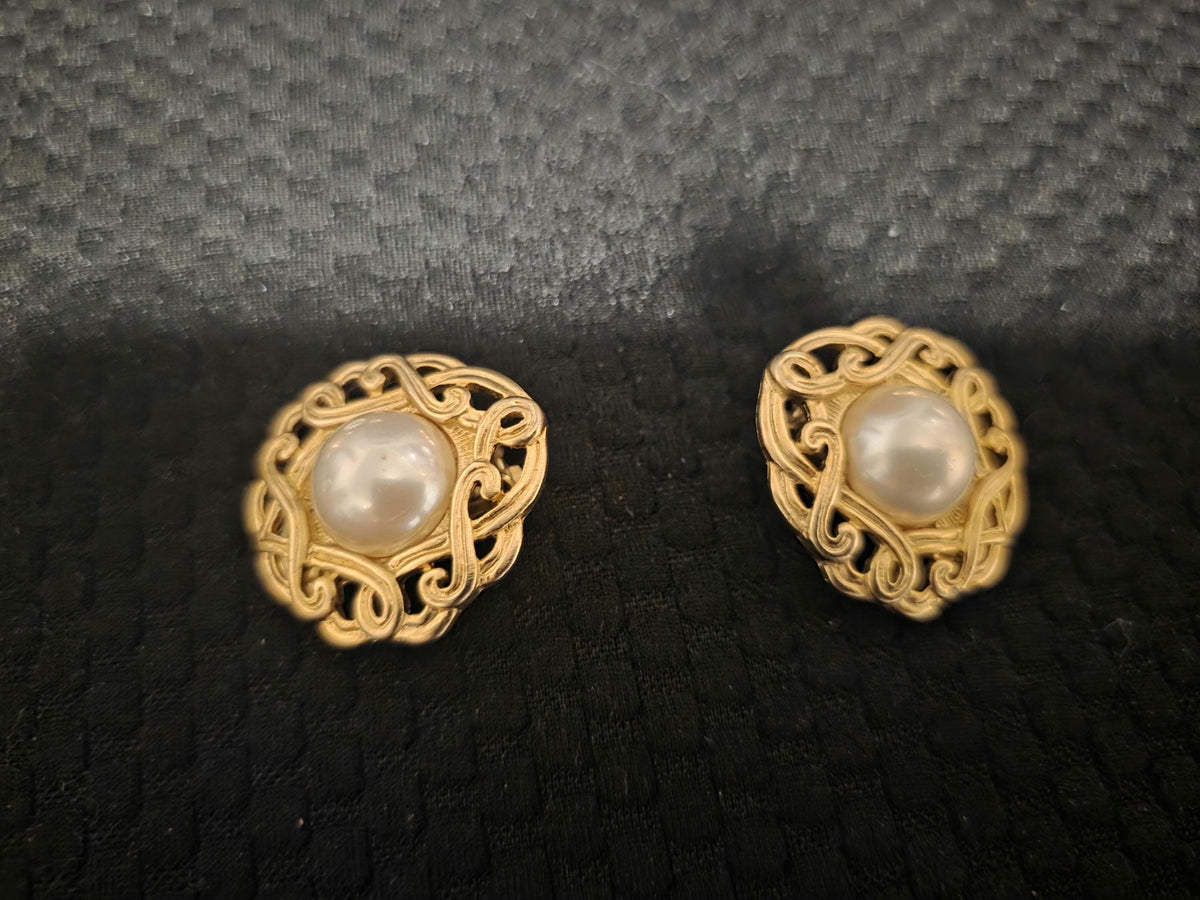 Vintage 1980s Gold Tone Faux Pearl Clip On Earrings